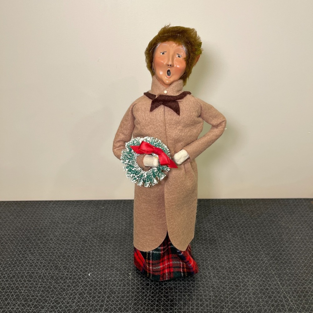 Byers Choice‎ Caroler Woman with Wreath, Brown Trenchcoat, Fur Lined Cap, Plaid